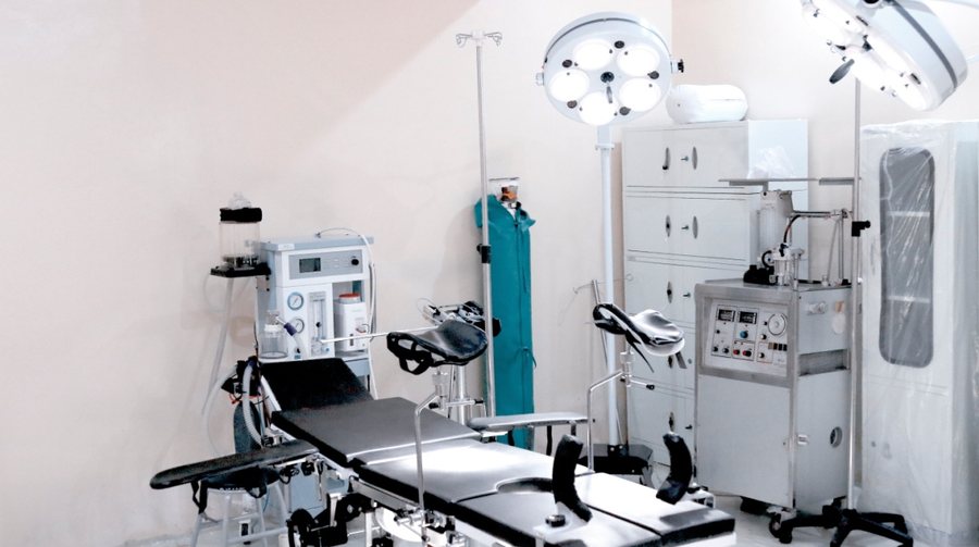 Table d’opération, éclairage chirurgical et équipements d’anesthésie du bloc opératoire