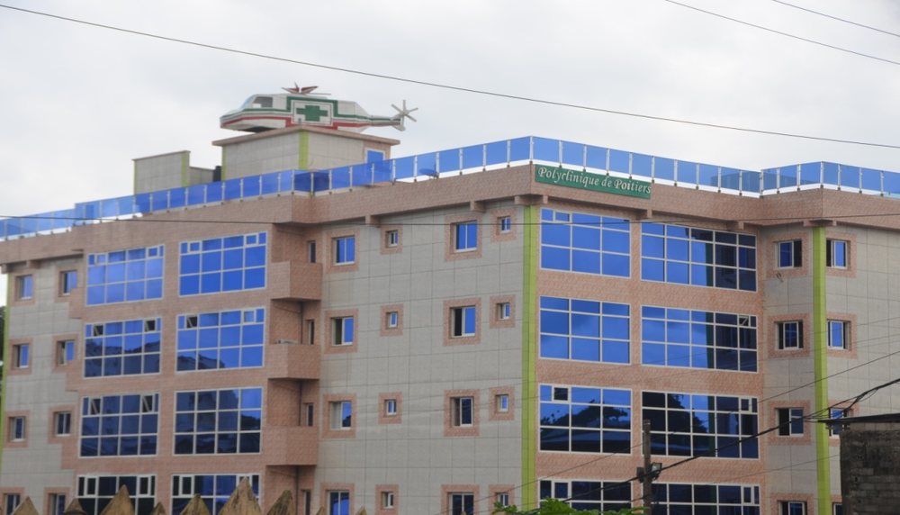 Façade de la Polyclinique de Poitiers à Douala, surmontée de son hélicoptère sanitaire